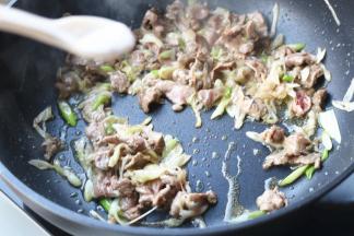 加入盐调味，关火后加入孜然粉，炒匀即可。