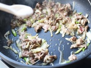 加入盐调味，关火后加入孜然粉，炒匀即可。