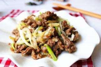 滑嫩味香的葱爆羊肉，是不是挺像回事的。