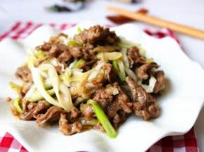 滑嫩味香的葱爆羊肉，是不是挺像回事的。