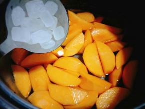 取一干净的锅，放入切好的黄桃，倒入纯净水没过黄桃，放入适量的冰糖大火烧开；