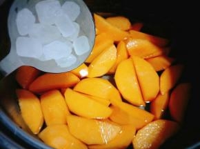 取一干净的锅,放入切好的黄桃,倒入纯净水没过黄桃,放入适量的冰糖大火烧开;