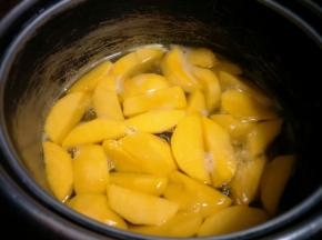 待锅烧开后,尝一下酸甜度,根据自己的口味加入适量的冰糖,然后等黄桃稍微变软,改小火1-2分钟,即可关火!(注意:大火烧开的过程中注意黄桃的软硬度,不要过软不然影响口感)待黄桃凉透后装入瓶子冷藏(玻璃瓶提前洗干净煮过的);