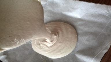 烤盘铺油纸、倒面糊、震几下出现大气泡、