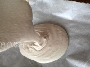 烤盘铺油纸、倒面糊、震几下出现大气泡、