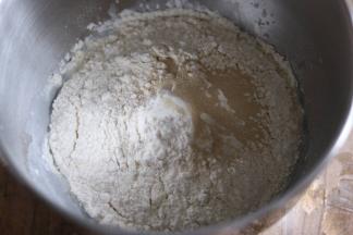 所有原料除黄油外，放入厨师机，料理盆。