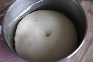 保鲜膜覆盖，进行基础发酵（室温24度，85分钟），面团发酵两倍或者两倍半大，手指沾面粉戳孔不回缩不反弹即可。