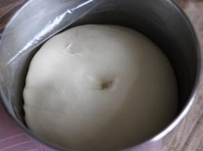 保鲜膜覆盖，进行基础发酵（室温24度，85分钟），面团发酵两倍或者两倍半大，手指沾面粉戳孔不回缩不反弹即可。