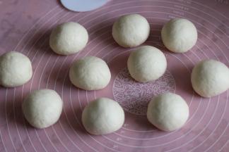 取出面团，挤压排气后，把面团平均分成十等份（80.5克），滚圆松弛20分钟。