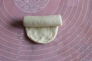 翻面从上往下卷起，放入烤盘。