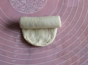 翻面从上往下卷起，放入烤盘。