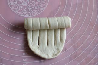 翻面，从上往下卷起，放入烤盘。