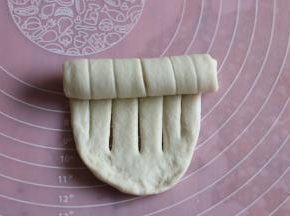 翻面，从上往下卷起，放入烤盘。