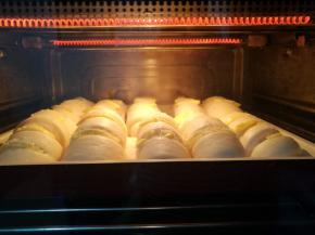 放入烤箱中下层，180度烘烤25分钟。烘烤上色后，加盖锡纸。普通烤箱提前预热哦。