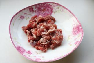 羊肉切薄片，会比较容易入味。