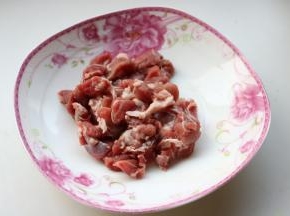羊肉切薄片，会比较容易入味。