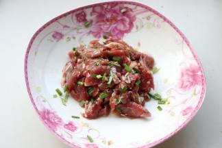 抓匀后，腌制2小时以上，记得盖保鲜膜，放冰箱冷藏。