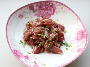 抓匀后，腌制2小时以上，记得盖保鲜膜，放冰箱冷藏。