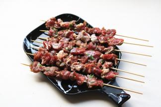 腌好的羊肉串，用竹签穿起来。