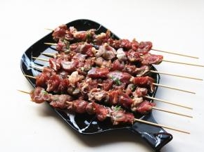 腌好的羊肉串，用竹签穿起来。