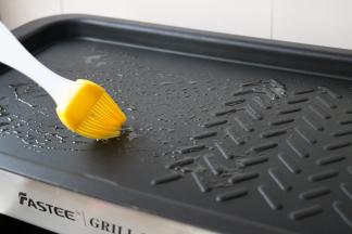 预热好的烤盘刷一层薄油。