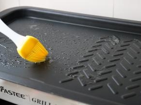 预热好的烤盘刷一层薄油。