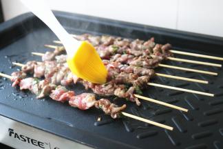 烤的过程中可以继续刷一些油。