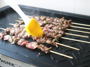 烤的过程中可以继续刷一些油。