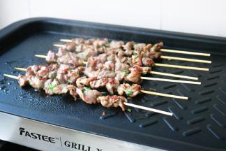 翻面再煎一会，变色后继续翻面。