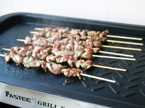 翻面再煎一会，变色后继续翻面。