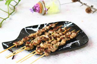 烤好的羊肉串撒一些孜然粉就可以吃了，空口吃也很好吃。