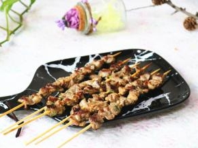 烤好的羊肉串撒一些孜然粉就可以吃了，空口吃也很好吃。