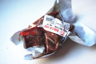 淘宝买了好品质的牛肉粒，是切好的，比较省事，室温解冻，不要放在水里解冻，以免影响牛肉的新鲜度。