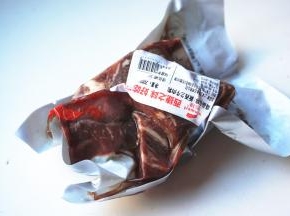 淘宝买了好品质的牛肉粒，是切好的，比较省事，室温解冻，不要放在水里解冻，以免影响牛肉的新鲜度。