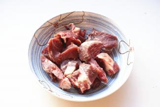 解冻后的牛肉用纸巾吸去水分。