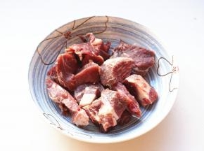 解冻后的牛肉用纸巾吸去水分。