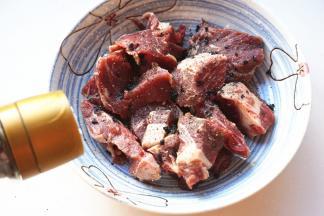 撒现磨黑胡椒碎。