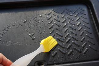 烤盘预热，刷上一层薄油。