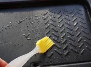 烤盘预热，刷上一层薄油。