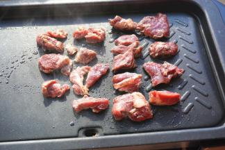 放上牛肉粒煎烤1分钟。