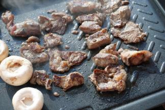 翻面再煎1分钟，两面出现烤痕即可。煎的时候同时再煎一些蘑菇。