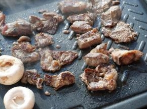 翻面再煎1分钟，两面出现烤痕即可。煎的时候同时再煎一些蘑菇。