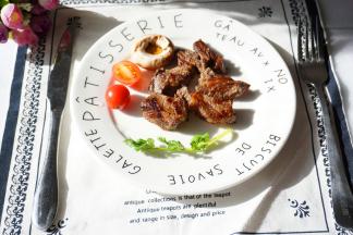 煎好的牛肉粒，搭配蘑菇和圣女果一起吃。