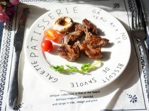 煎好的牛肉粒，搭配蘑菇和圣女果一起吃。