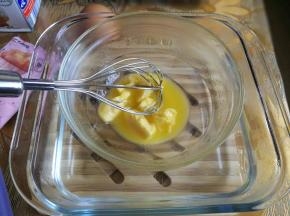 黄油隔热水融化，用手动打蛋器搅至融化。