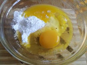 加入鸡蛋，糖粉，手动打蛋器混合。