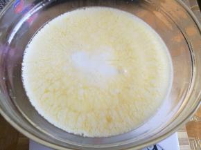 分两次加入淡奶油，搅打均匀。