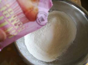 低粉里面加入泡打粉、盐，混合。