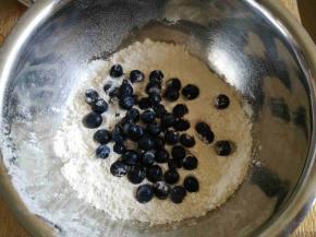 撒入蓝莓，混合。这里说下可以把蓝莓留几颗，烘烤时放在面糊表面装饰用，当然你可以全部加面糊里。