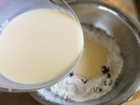 面粉中间挖个孔，倒入混合好的淡奶油溶液。